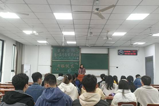 会议室里的人们描述已自动生成