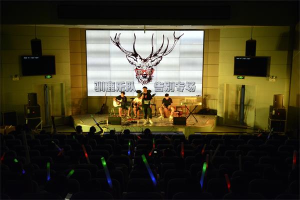 驯鹿乐队告别演出 见习记者 郭珺 (1).jpg