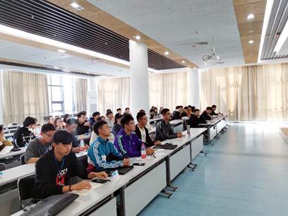 图片包含 室内, 人员, 地板, 餐桌描述已自动生成