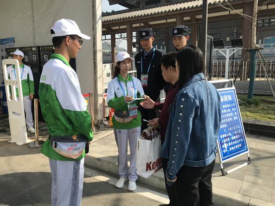 射箭馆—— 检票员进行检票工作以保障观众顺利入场 (2)