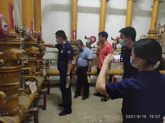 一群人在房间里中度可信度描述已自动生成