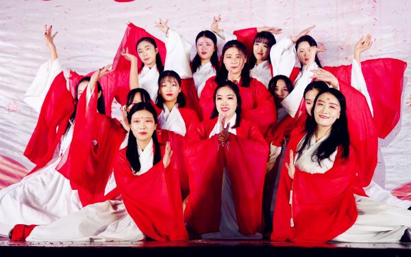 见习记者 魏钰婷 元旦晚会 (3)_副本.jpg